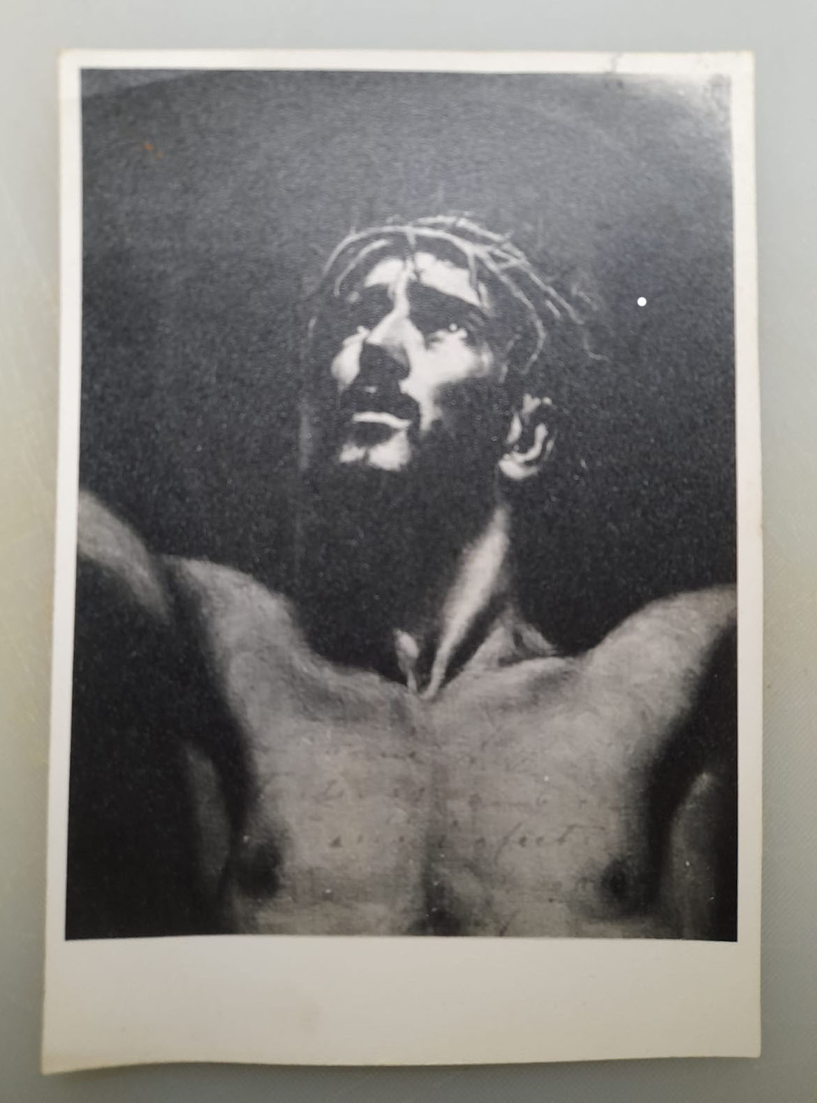 Alfredo modelo de una representación artística de Cristo - PazyFiesta