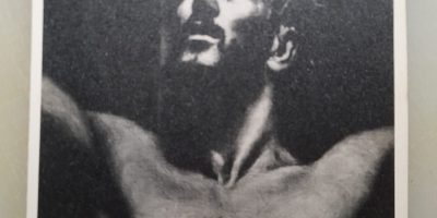 Alfredo modelo de una representación artística de Cristo