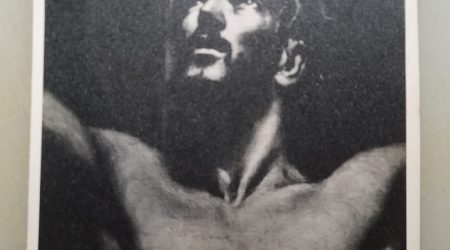 Alfredo modelo de una representación artística de Cristo